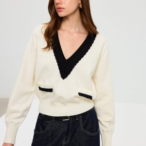 Contrast V-Neck Knit Top